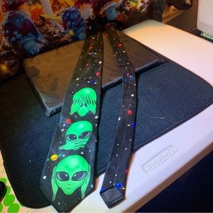 Addiction alien heads  neck ties.Perfect for all occasions